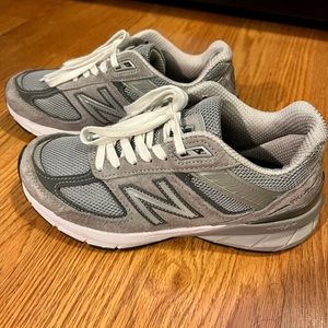 Preowned Pretty condition Women Size 5 NewBalance 990V5 🏃🏼‍♀️🏃🏼‍♀️👟⭐️⭐️⭐️